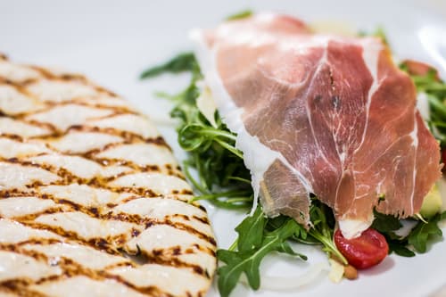 Grilled chicken with prosciutto and arugula