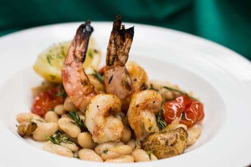 Grilled shrimp with white beans and cherry tomatoes